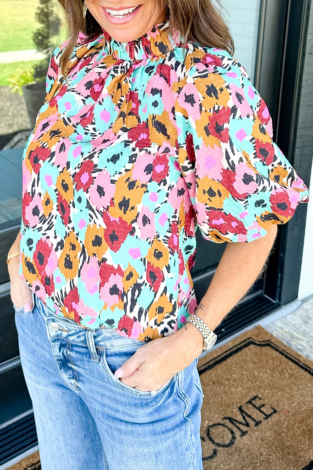Blusa floral con volantes y botones en la espalda con cuello alto blanca