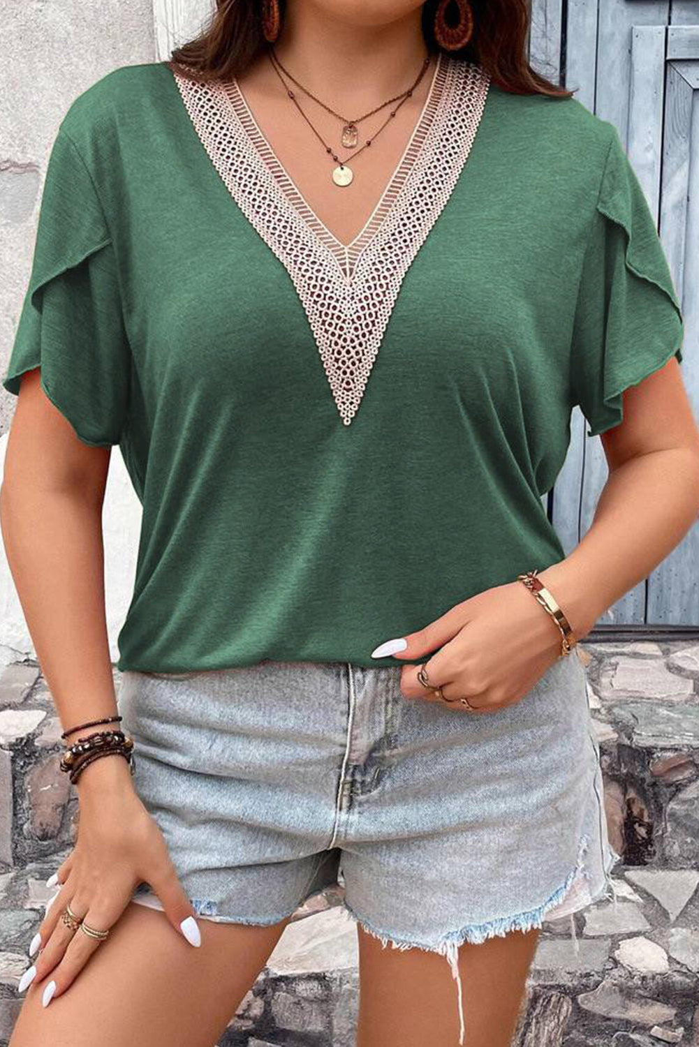 Blusa de manga drapeada con cuello en V y bordado de talla grande verde negruzco