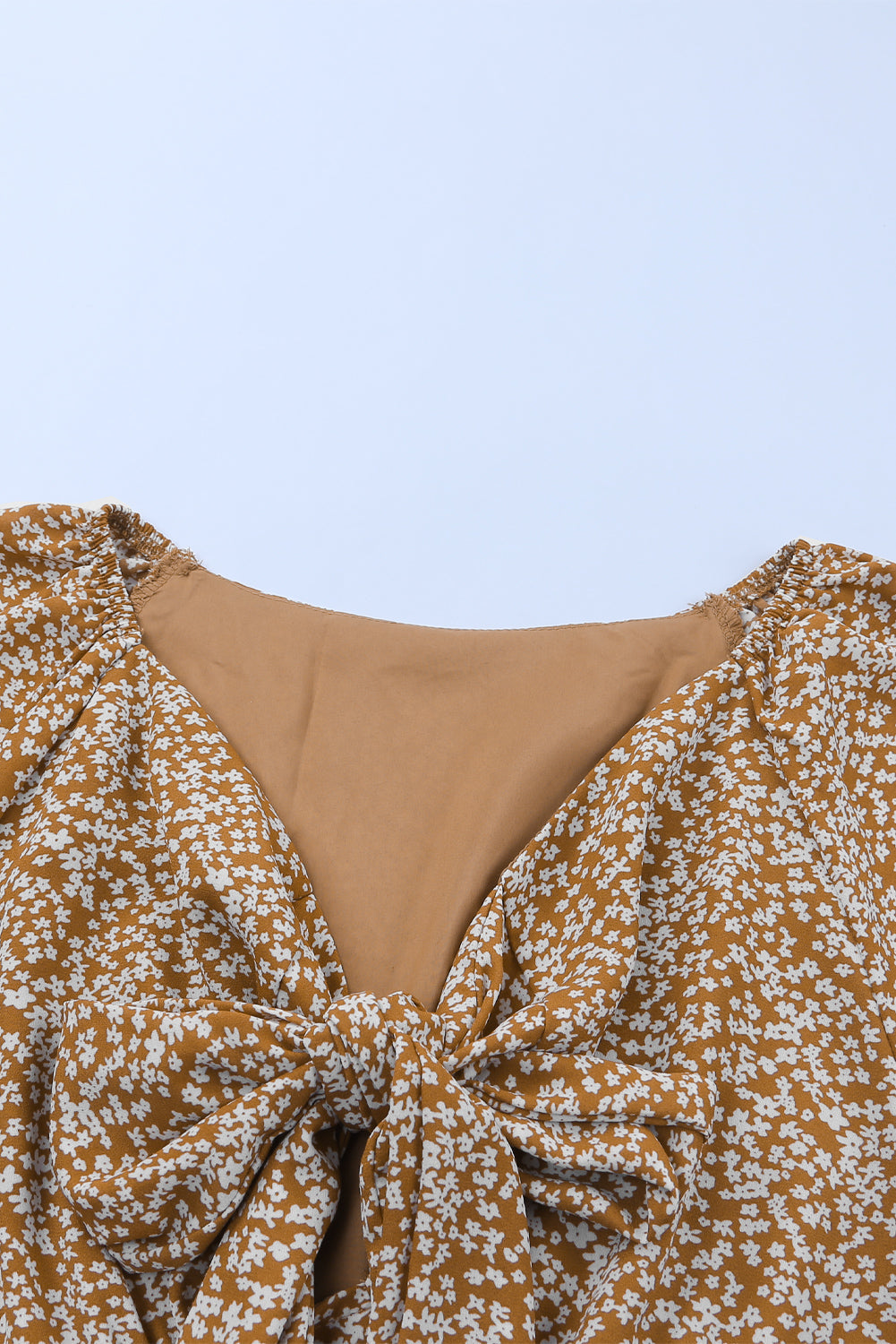Linda blusa de manga larga con volantes y lazo delantero con estampado floral