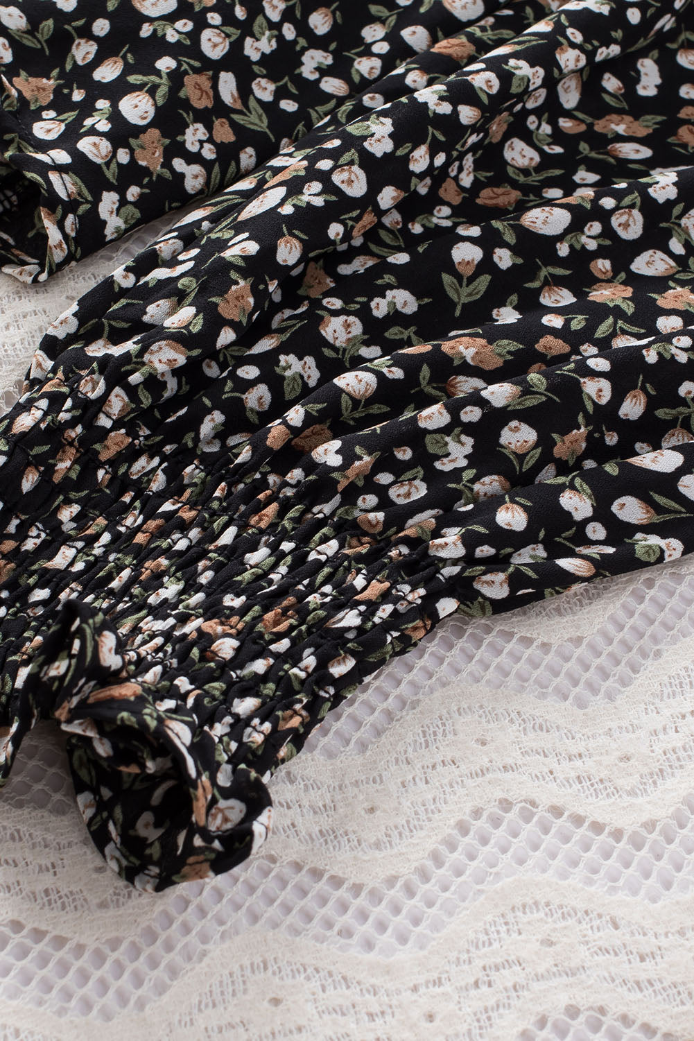 Linda blusa de manga larga con volantes y lazo delantero con estampado floral