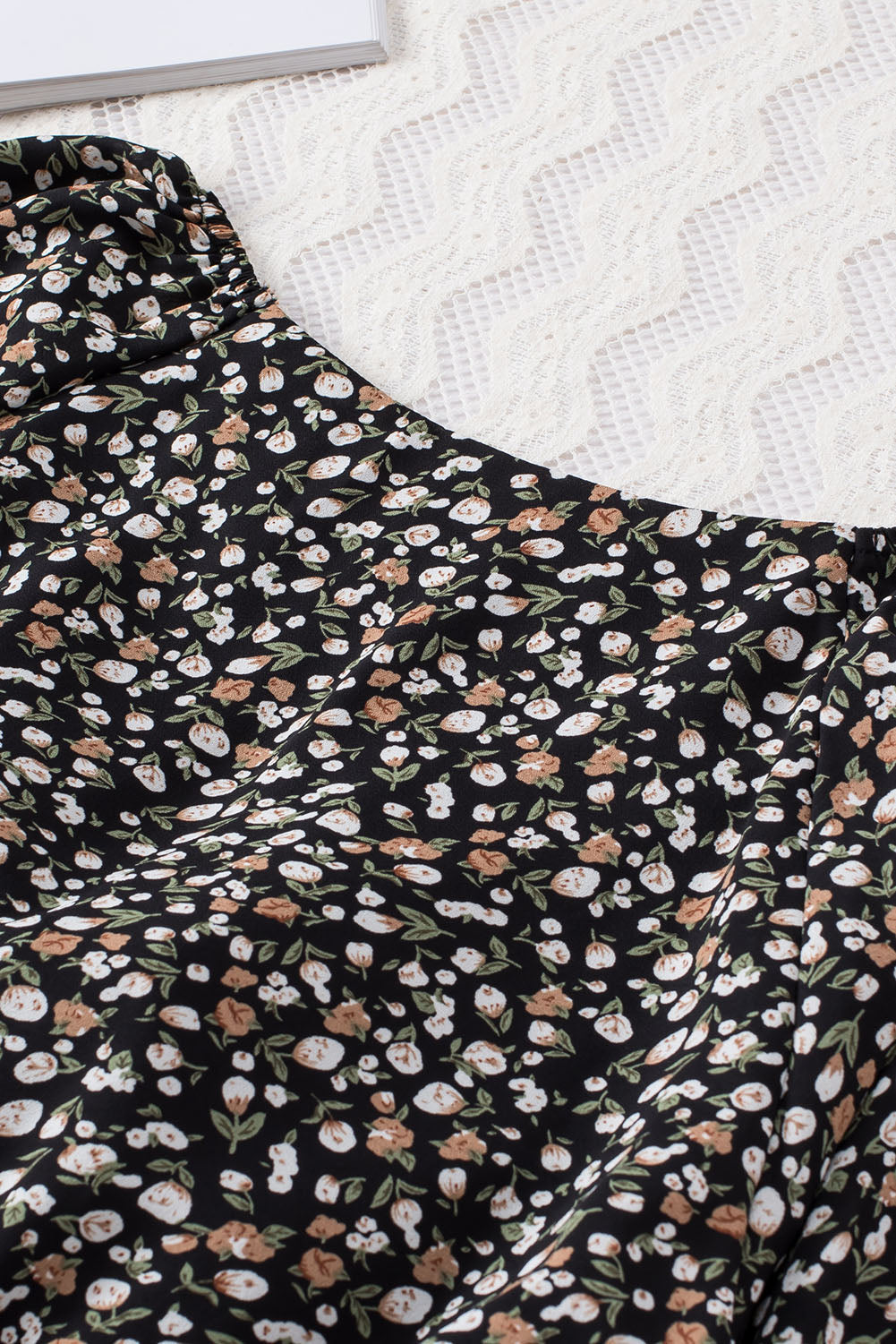 Linda blusa de manga larga con volantes y lazo delantero con estampado floral