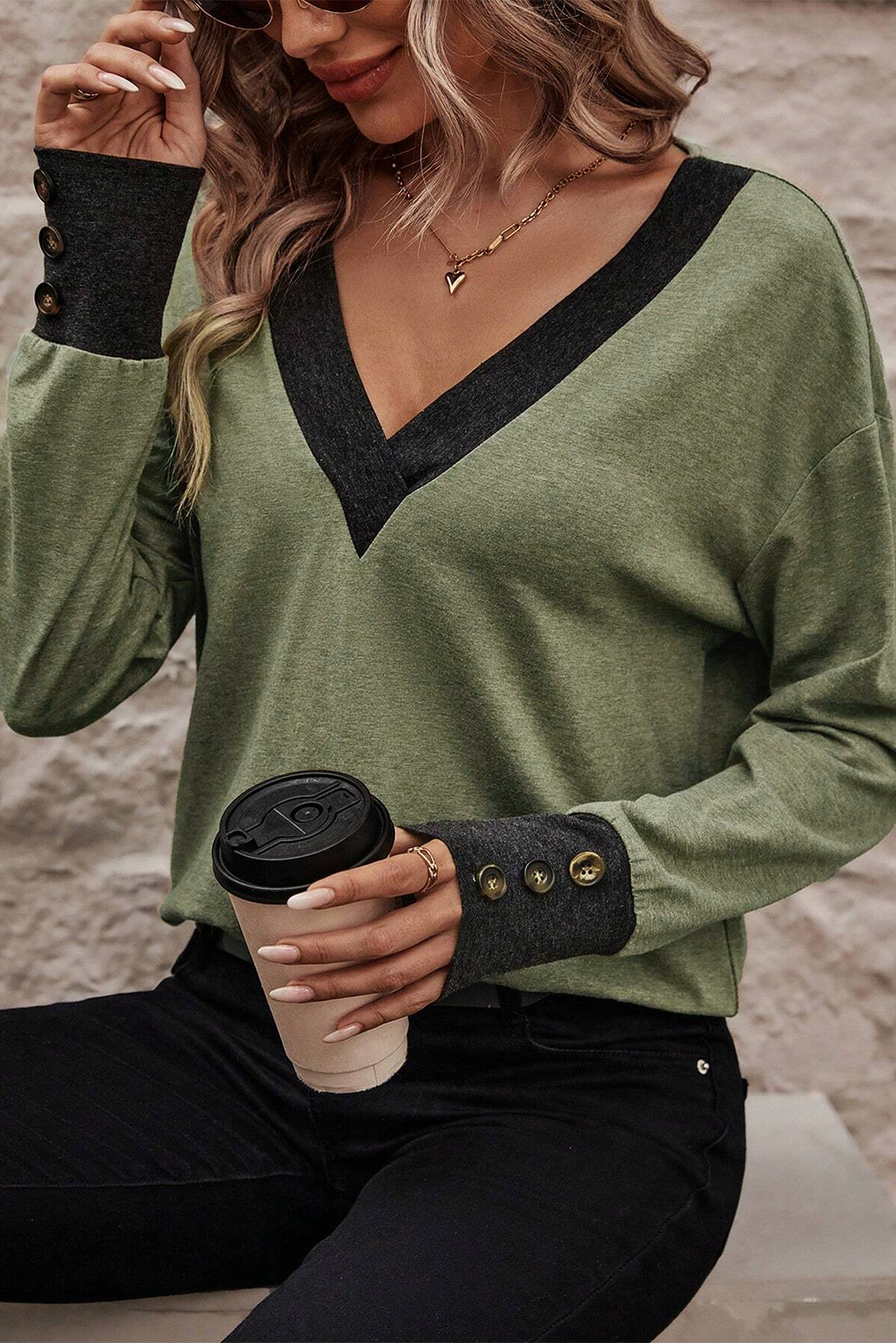 Top caqui de manga larga con puños y botones y cuello en V en contraste