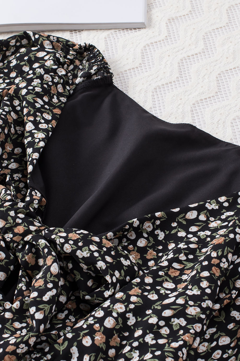 Linda blusa de manga larga con volantes y lazo delantero con estampado floral