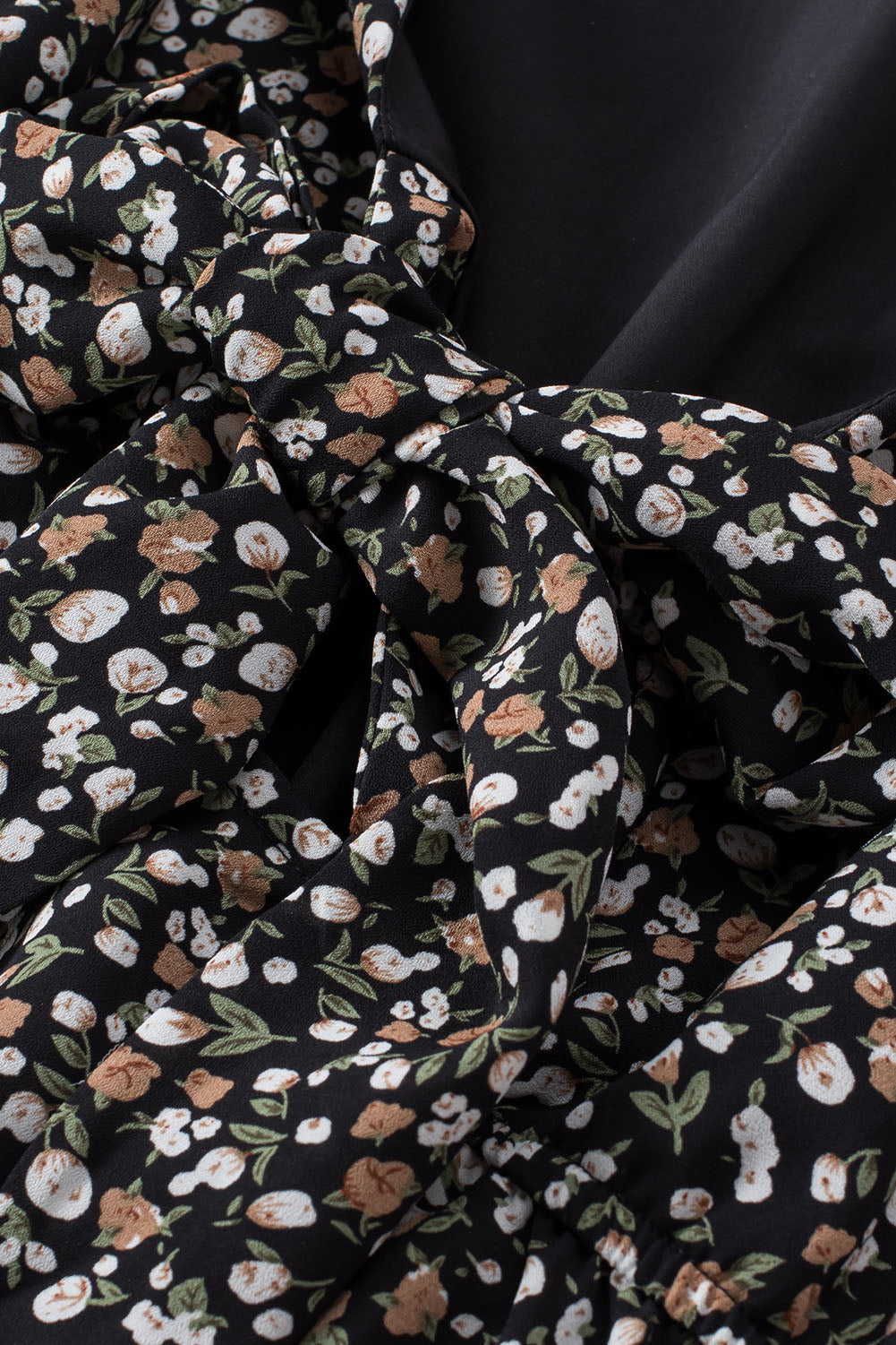 Linda blusa de manga larga con volantes y lazo delantero con estampado floral