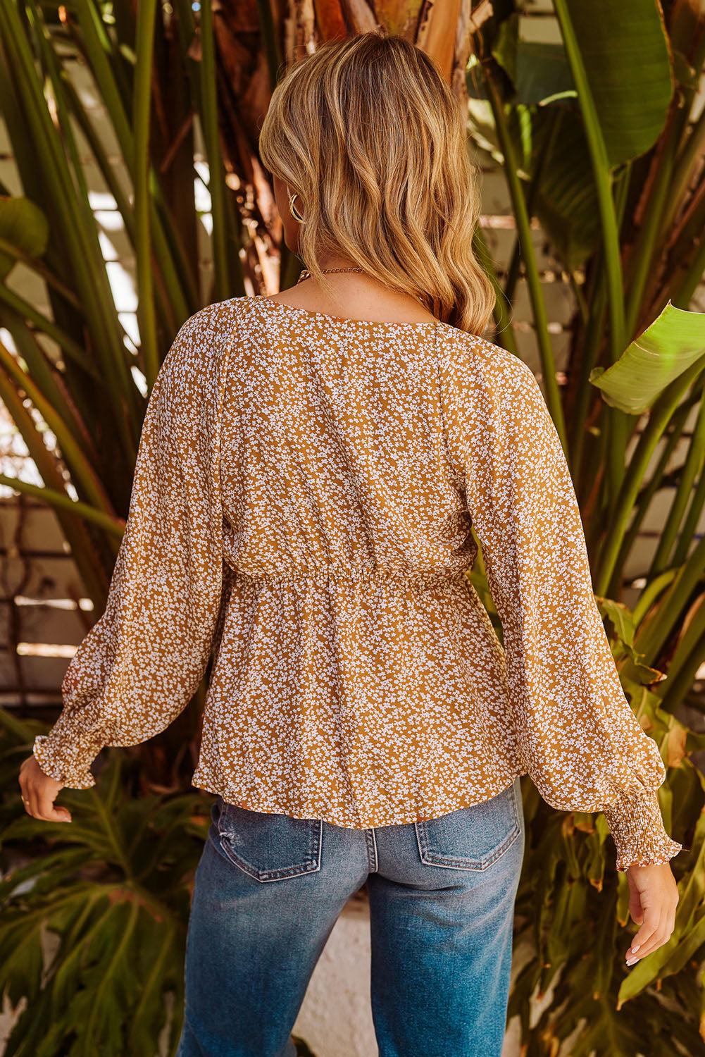 Linda blusa de manga larga con volantes y lazo delantero con estampado floral