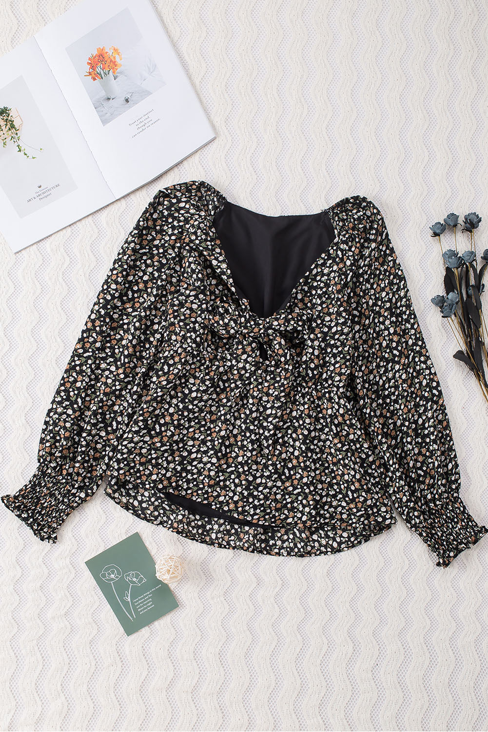 Linda blusa de manga larga con volantes y lazo delantero con estampado floral