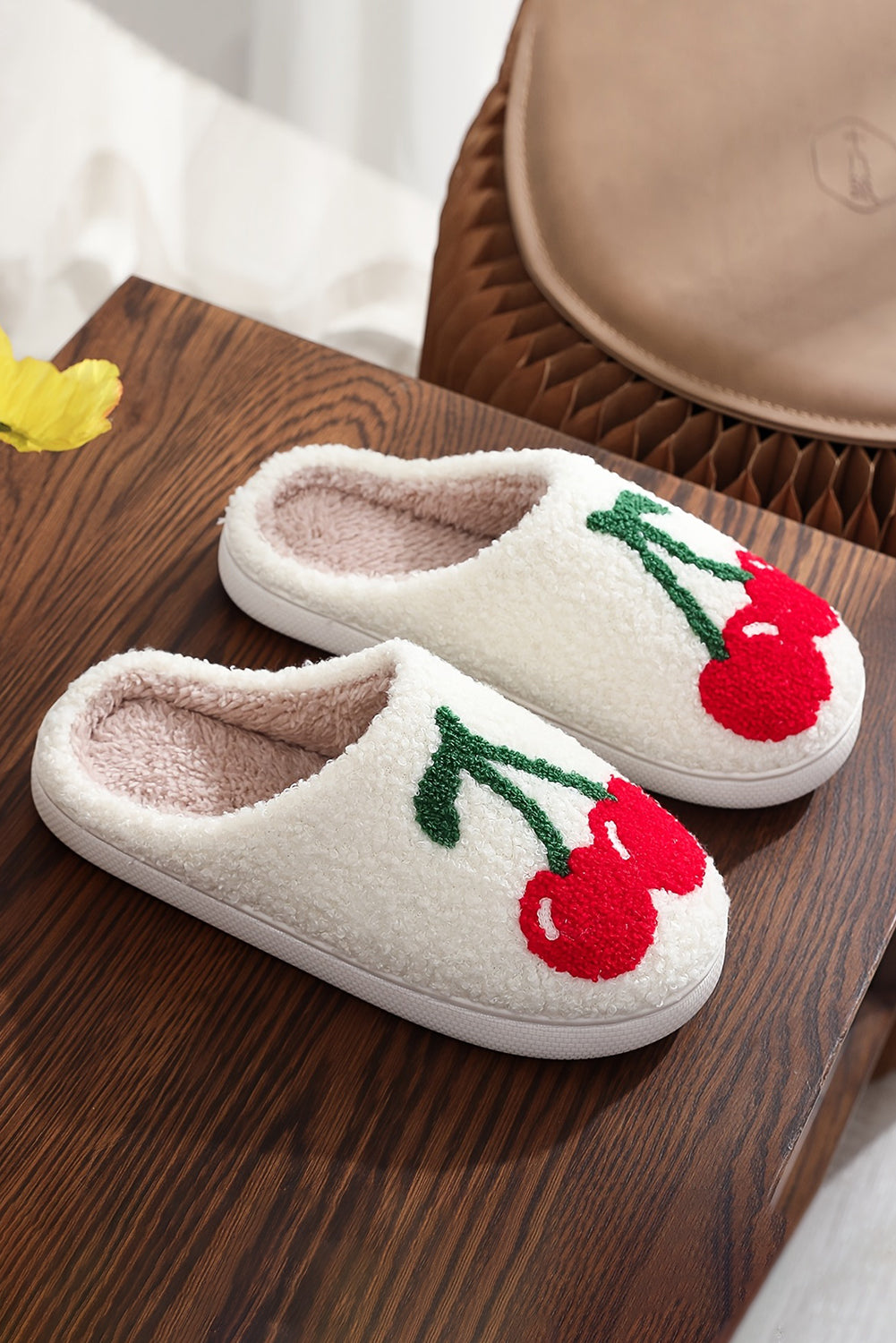 Pantuflas de felpa de invierno con patrón de cereza y fruta linda blanca