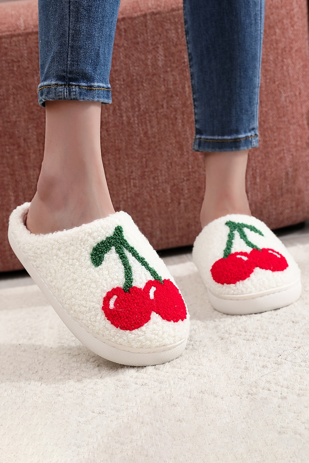 Pantuflas de felpa de invierno con patrón de cereza y fruta linda blanca