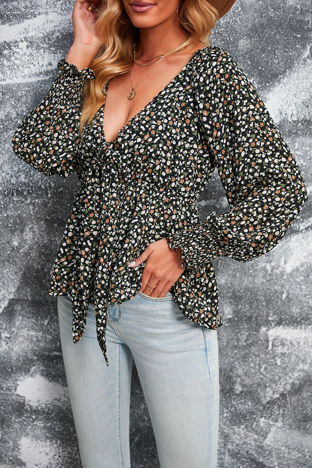 Linda blusa de manga larga con volantes y lazo delantero con estampado floral