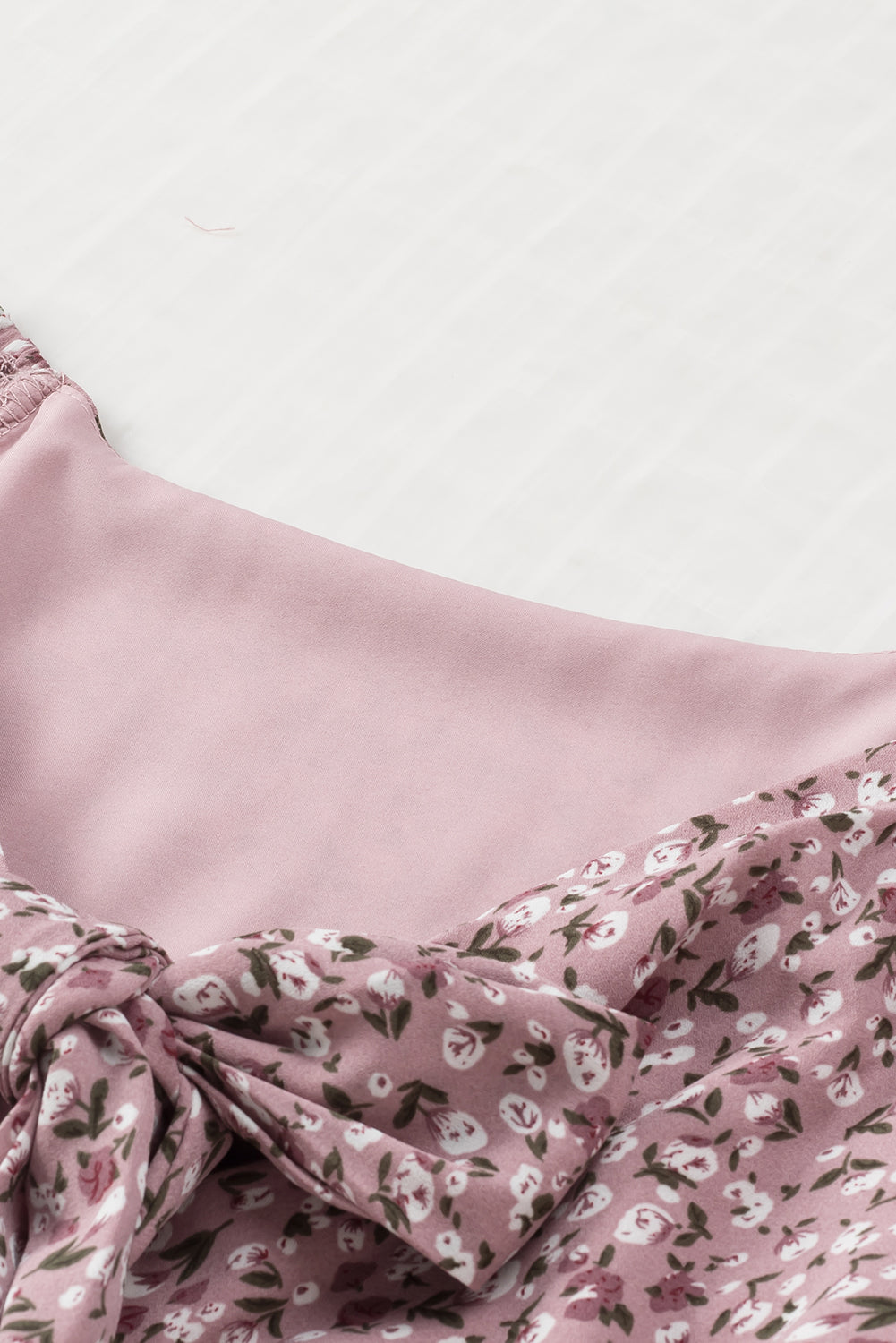 Linda blusa de manga larga con volantes y lazo delantero con estampado floral