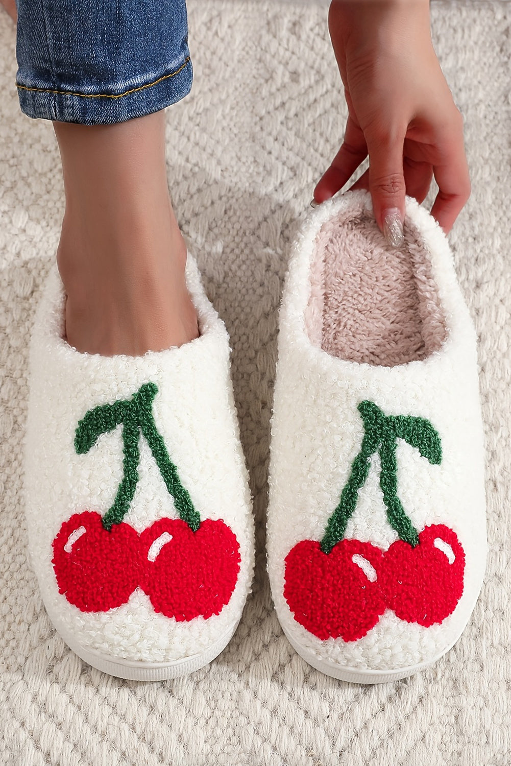 Pantuflas de felpa de invierno con patrón de cereza y fruta linda blanca