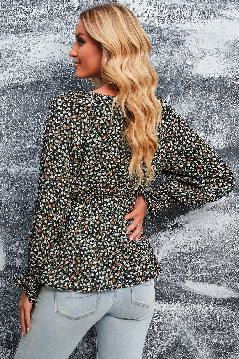 Linda blusa de manga larga con volantes y lazo delantero con estampado floral