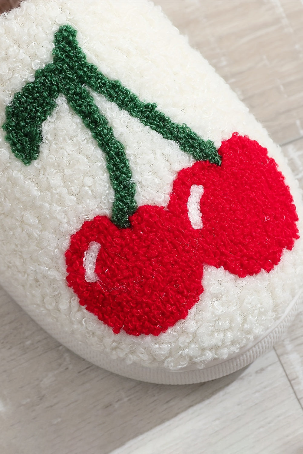 Pantuflas de felpa de invierno con patrón de cereza y fruta linda blanca