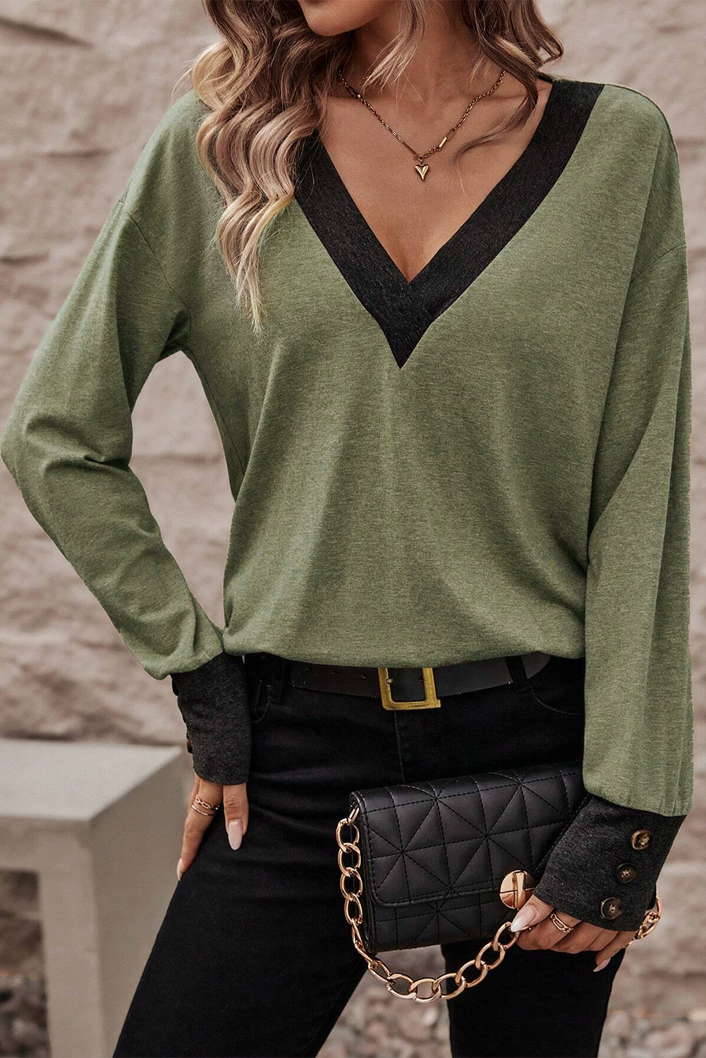 Top caqui de manga larga con puños y botones y cuello en V en contraste