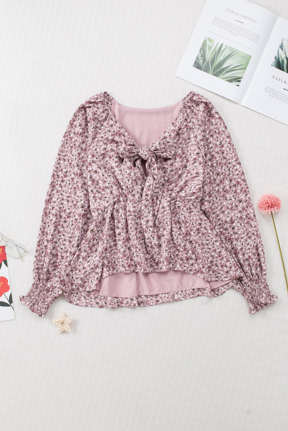 Linda blusa de manga larga con volantes y lazo delantero con estampado floral
