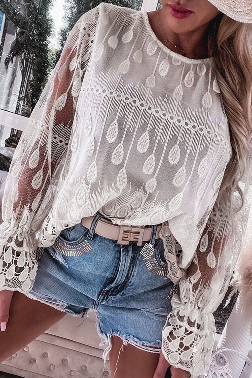 Blusa de manga con volante de malla bordada en beige