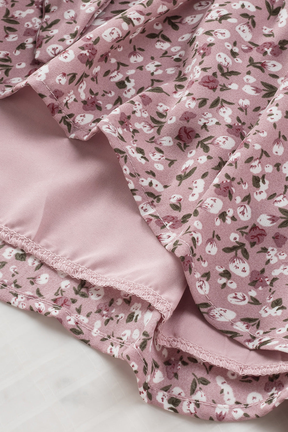Linda blusa de manga larga con volantes y lazo delantero con estampado floral