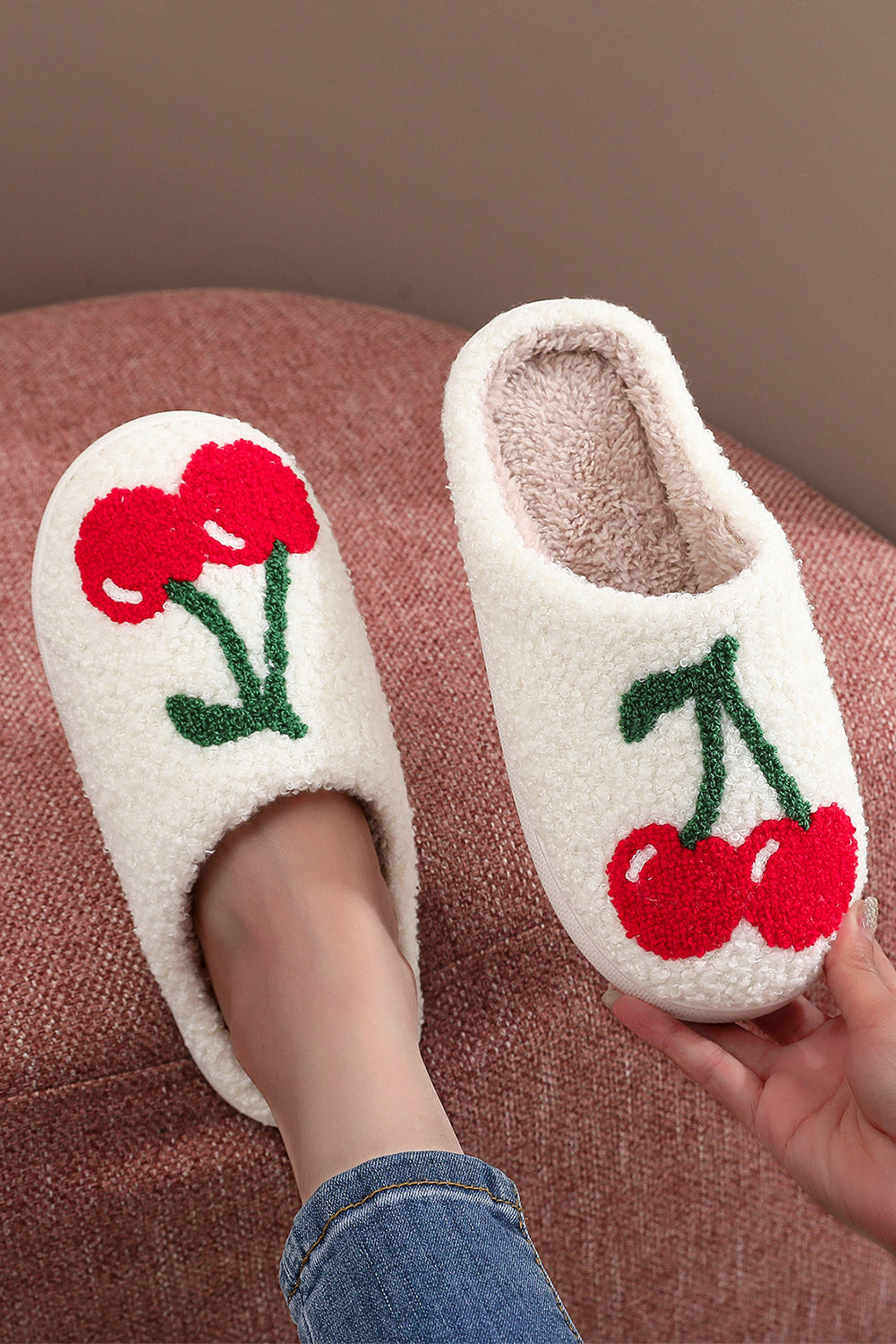 Pantuflas de felpa de invierno con patrón de cereza y fruta linda blanca
